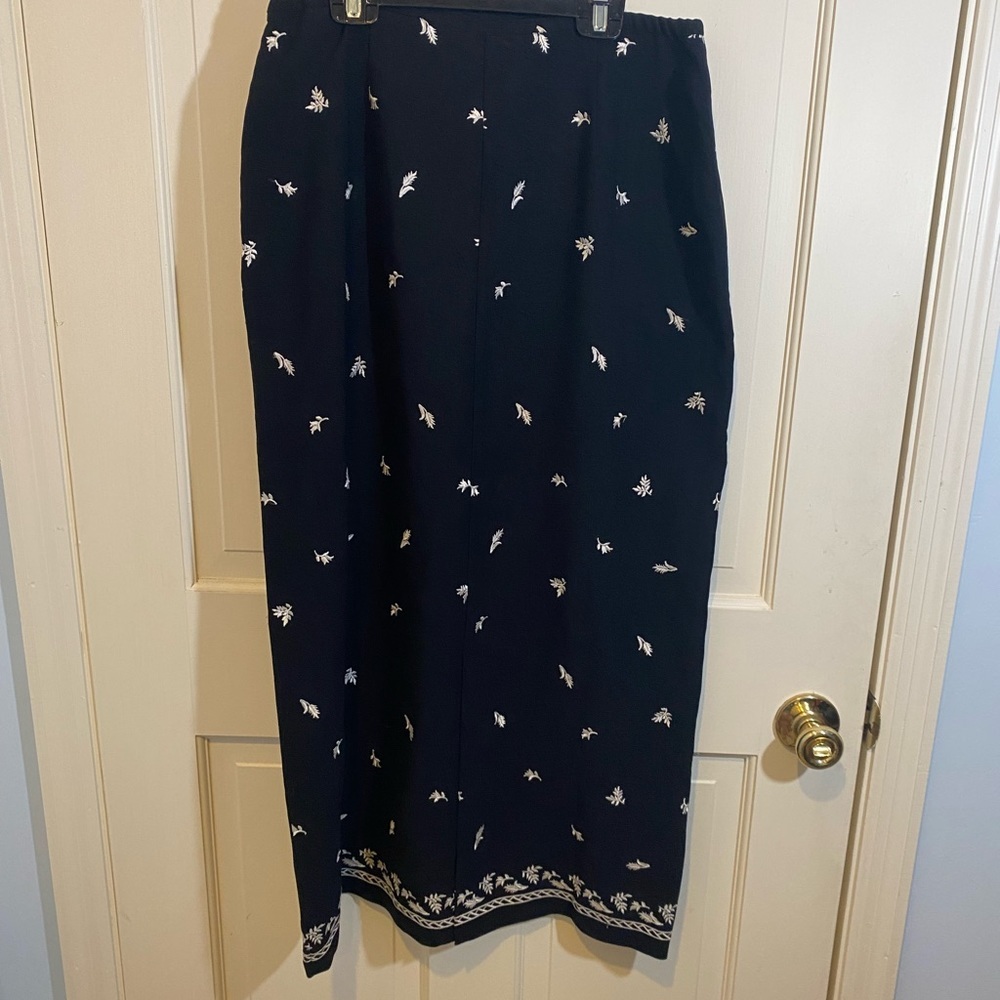 Coldwater Creek Black/White Floral Embroidered Skirt SIZE MEDIUM - Picture 3 of 3